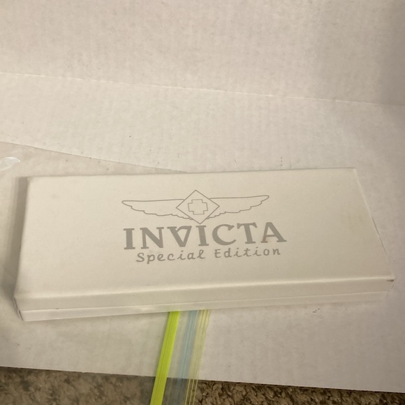 Invicta special edition watch set different bands . New battery works great - Picture 9 of 9